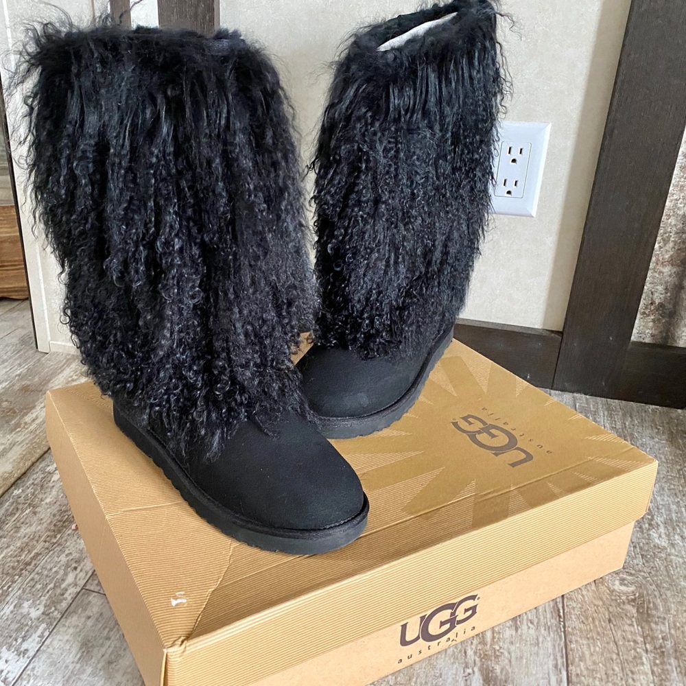 Women’s Tall sheepskin cuff boot size 8 uggs